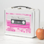 名前をカスタムするレトロピンクカセットテープ メタルランチボックス (インサイチュ)
