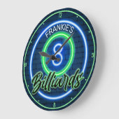 名前をカスタムするレトロフェイクネオン8ボールビリヤード ラージ壁時計 (傾斜)