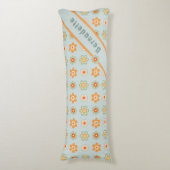 名前をカスタムするレトロヴィンテージワイルドフラワーフローラデイジー ボディピロー (正面縦)