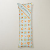 名前をカスタムするレトロヴィンテージワイルドフラワーフローラデイジー ボディピロー (裏面 (縦))