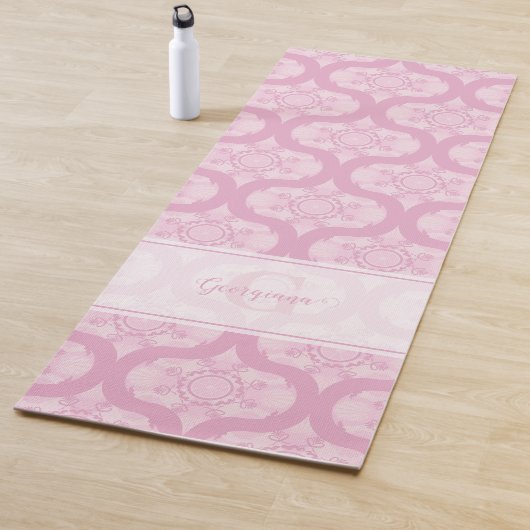 名前をカスタムするレトロ1970s名門私立校風のピンクマンダラ ヨガマット (インサイチュ)