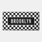名前をカスタムするレーシングチェッカーボードパターンクラシック デスクマット (正面)