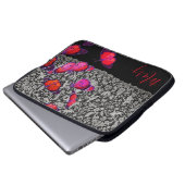 名前をカスタムするレース及び蝶ネオプレンケース ラップトップスリーブ (正面下部)