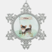名前をカスタムするロングヘアチワホアペットドッグ スノーフレークピューターオーナメント (正面)