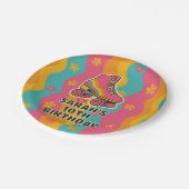 名前をカスタムするローラスケートで滑るガールバースデーパーティー ペーパープレート (アングル)