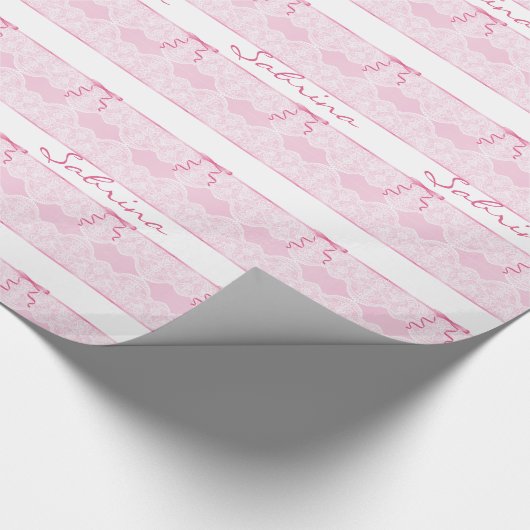名前をカスタムするヴィンテージレース女の子ベビーシャワー ラッピングペーパー (角)