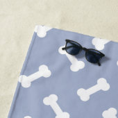 名前をカスタムする付き青色犬の骨と骨の模様 ビーチタオル (インサイチュ)