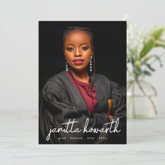 名前をカスタムする写真テンプレート大学卒業 案内状 (スタンド正面)