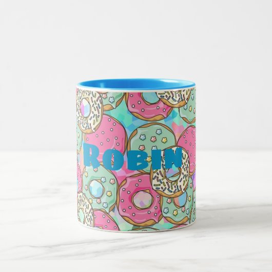 名前をカスタムする及び色のかわいいパステル調のドーナツは及び振りかけます ツートーンマグカップ (中央)