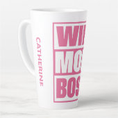 名前をカスタムする妻 – ママ – ボス カフェラテマグ (左アングル)