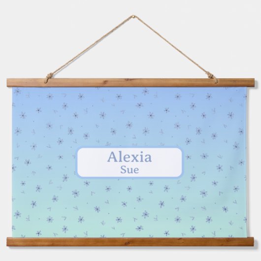 名前をカスタムする子供ズルームデコールブルースフラワー 吊り下げ型タペストリー (正面)