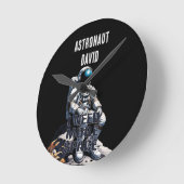 名前をカスタムする宇宙飛行士 – 「もっと宇宙が必要」ファンイ ラウンド壁時計 (傾斜)