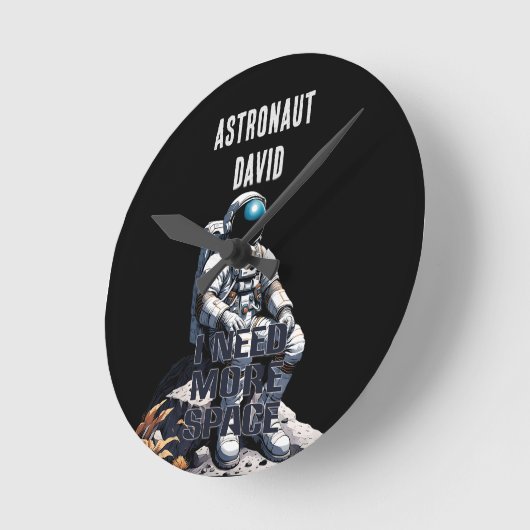 名前をカスタムする宇宙飛行士 – 「もっと宇宙が必要」ファンイ ラウンド壁時計 (傾斜)