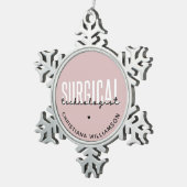 名前をカスタムする手術技術者Med Surg Tech スノーフレークピューターオーナメント (右)