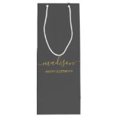 名前をカスタムする文字グリーティングシック金ゴールドスクリプトグレー ワインギフトバッグ (裏面)