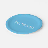 名前をカスタムする文字ライトブルーと白の誕生日 ペーパープレート (アングル)