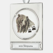 名前をカスタムする日付ウォーターカラーグリズリーベア動物 シルバープレートバナーオーナメント (左)