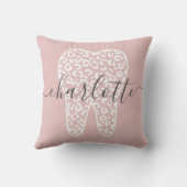 名前をカスタムする歯科用ヒョウ柄歯のギフト クッション (裏面)