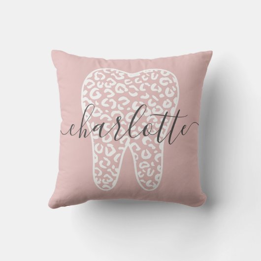 名前をカスタムする歯科用ヒョウ柄歯のギフト クッション (裏面)