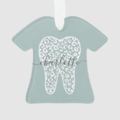 名前をカスタムする歯科用レオパード印歯ギフト オーナメント (裏面)