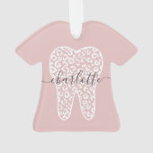 名前をカスタムする歯科用レオパード印歯ギフト オーナメント (裏面)