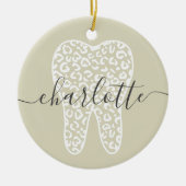 名前をカスタムする歯科用レオパード印歯ギフト セラミックオーナメント (正面)