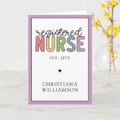 名前をカスタムする登録ナースRNナース卒業 カード (黄色い花)