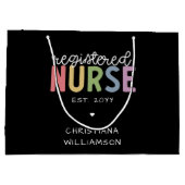 名前をカスタムする登録ナースRNナース卒業 ラージペーパーバッグ (裏面)