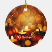 名前をカスタムする白熱［赤熱］光を放つカボチャ秋季《写真》ぼけ味効果 セラミックオーナメント (正面)