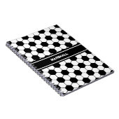 名前をカスタムする白黒サッカーボールパターン ノートブック (右側)