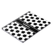 名前をカスタムする白黒サッカーボールパターン ノートブック (左側)