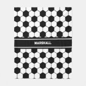 名前をカスタムする白黒サッカーボールパターン フリースブランケット (正面)