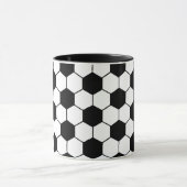 名前をカスタムする白黒サッカーボールパターン マグカップ (中央)