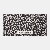 名前をカスタムする白黒フローラオフィスデコール デスクマット (正面)