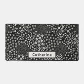 名前をカスタムする白黒フローラグラニーシック デスクマット (正面)