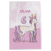 名前をカスタムする第6誕生日ピンクホース付きクラウン ミディアムペーパーバッグ (正面)