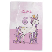 名前をカスタムする第6誕生日ピンクホース付きクラウン ミディアムペーパーバッグ (裏面)