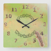 名前をカスタムする素朴ガレージワークショップグリーンパティナ スクエア壁時計 (正面)