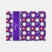 名前をカスタムする紫バレーボールのレインボーフラワー フリースブランケット (正面(横))