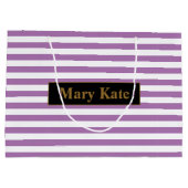 名前をカスタムする紫/白ストライプ色 ラージペーパーバッグ (裏面)
