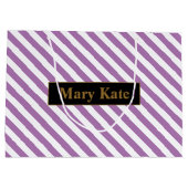 名前をカスタムする紫/白ストライプ色 ラージペーパーバッグ (裏面)