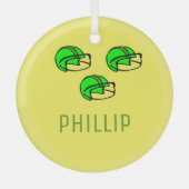 名前をカスタムする緑のサッカーヘルメット黄色 ガラスオーナメント (正面)