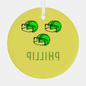 名前をカスタムする緑のサッカーヘルメット黄色 ガラスオーナメント (裏面)