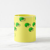 名前をカスタムする緑のサッカーヘルメット黄色 マグカップ (中央)