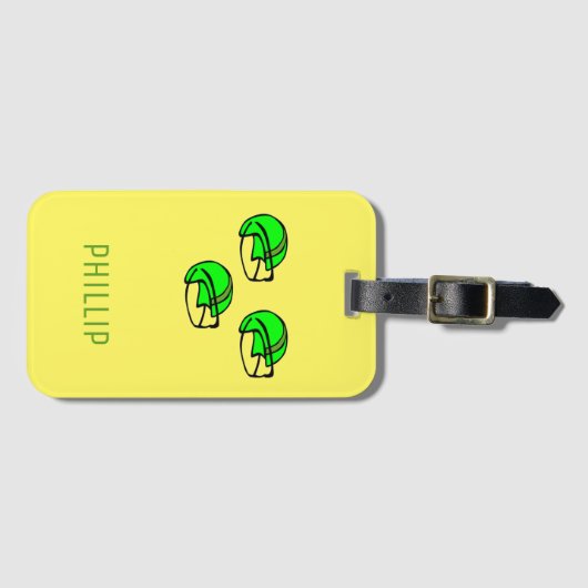 名前をカスタムする緑のサッカーヘルメット黄色 ラゲッジタグ (正面横)