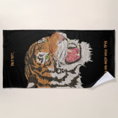 名前をカスタムする苦いトラのアートワーク素晴らしブラック ビーチタオル (正面)