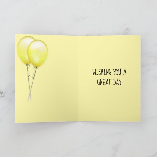 名前をカスタムする誕生日ギニアピグイエローバルーン カード (内部)