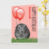 名前をカスタムする誕生日ギニアピグレッドバルーン カード (黄色い花)