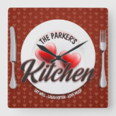 名前をカスタムする赤いハートファミリーダイナーキッチン スクエア壁時計 (正面)