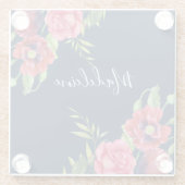 名前をカスタムする赤とピンクの花ダークネイビーブルー ガラスコースター (裏面)